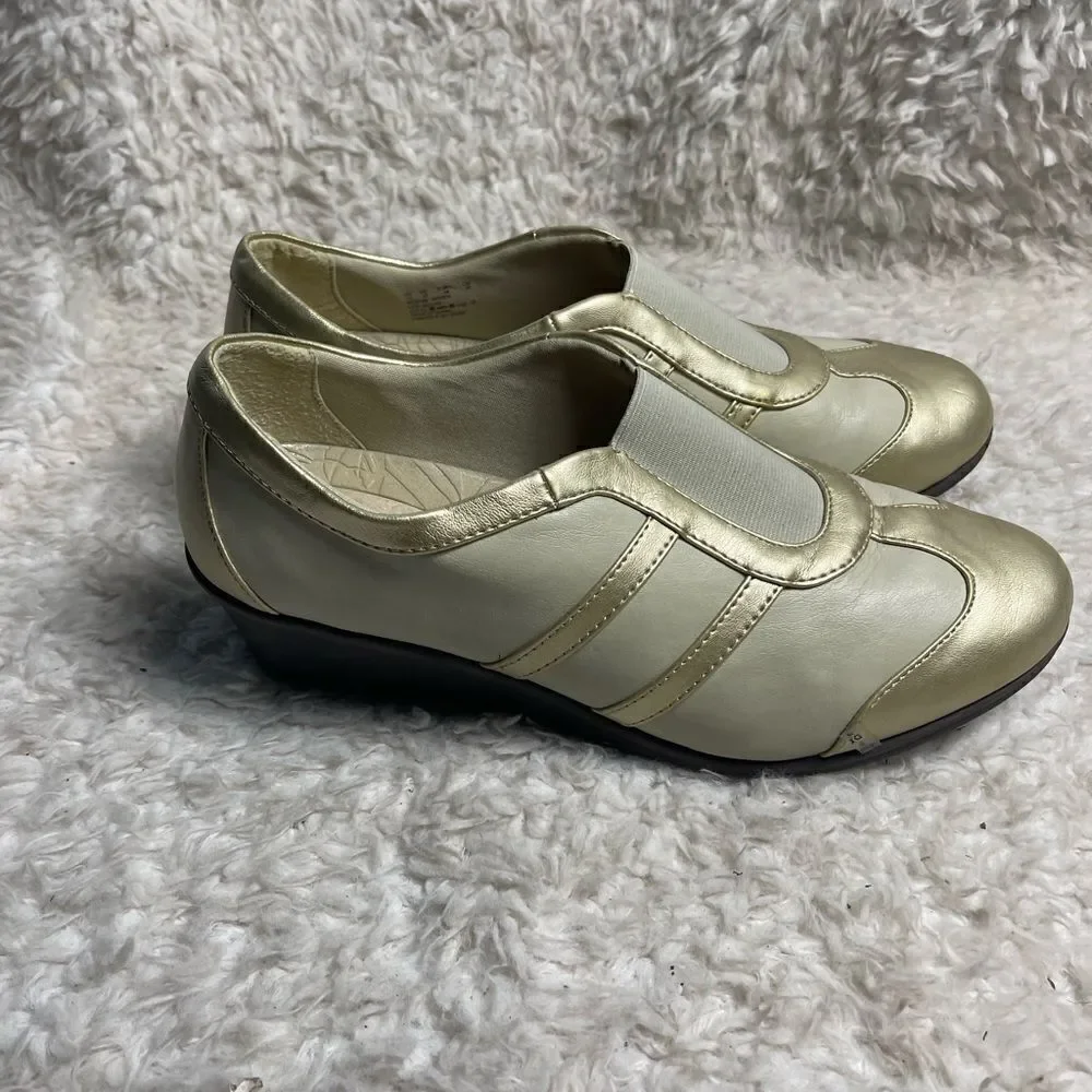 Soft Style by Hush Puppies Women's Mallorie Wedge Pump, Bone/Platinum, SZ12M